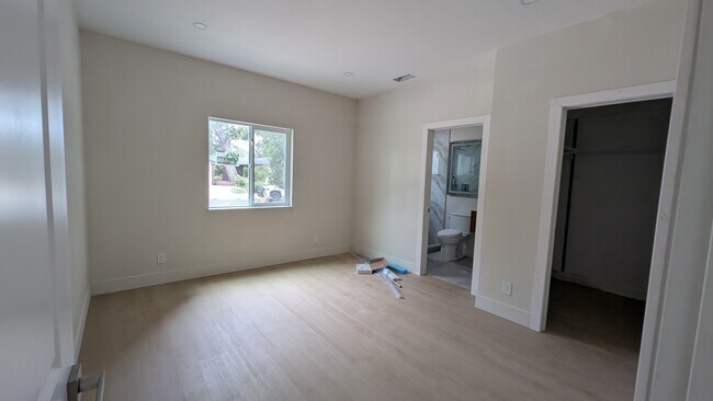 Dormitorio principal con vestidor y baño. - 102 Loma Vista Ct
