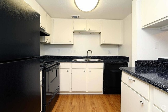 Kitchen - Silver Creek Apartments