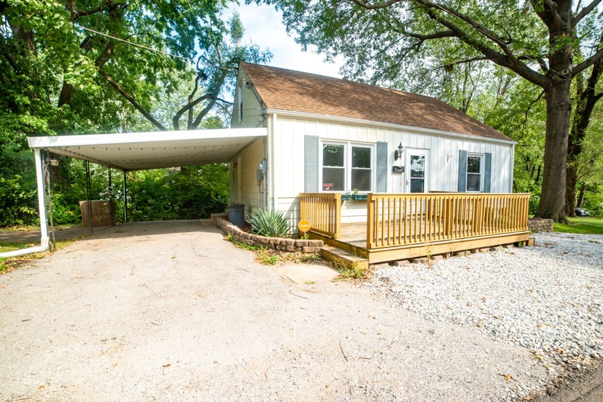 Primary Photo - Adorable Bungalow