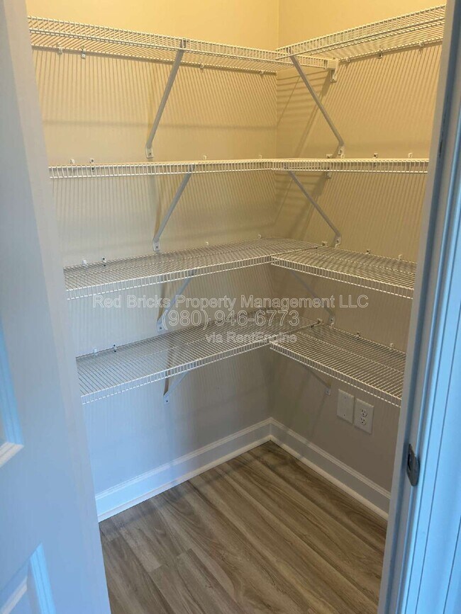 Foto del edificio - 1816 Braemar Vlg Dr