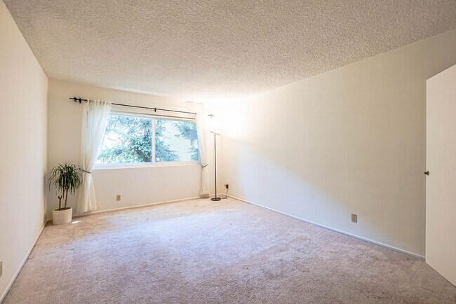 Bedroom - 1025 N Kings Rd