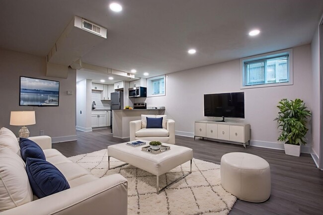 Building Photo - 116-118 N 32nd Avenue