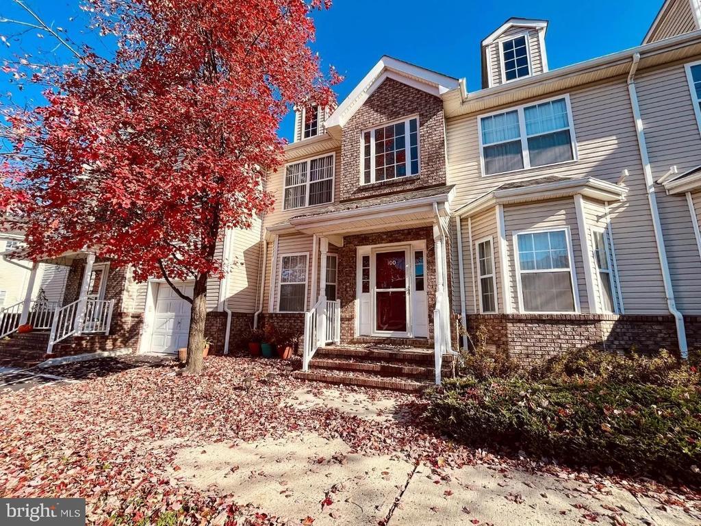 Primary Photo - 100 Forest Dr