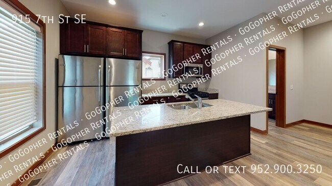 Foto del edificio - Modern 5 Bedroom Duplex Close to U of M Ca...