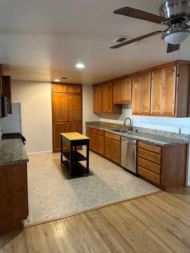 Foto del edificio - Well cared for home with bonus room