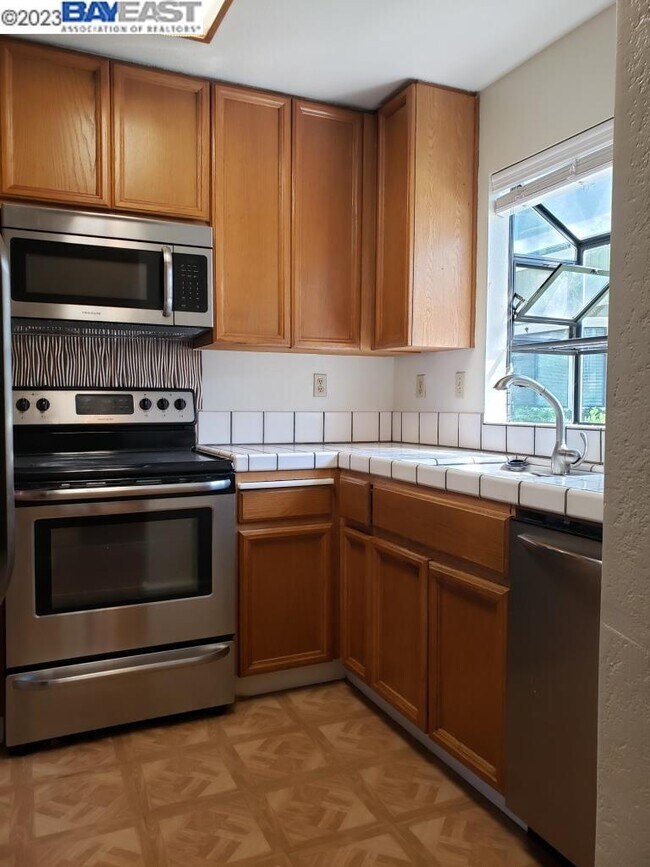 Foto del edificio - 6125 Thornton Ave