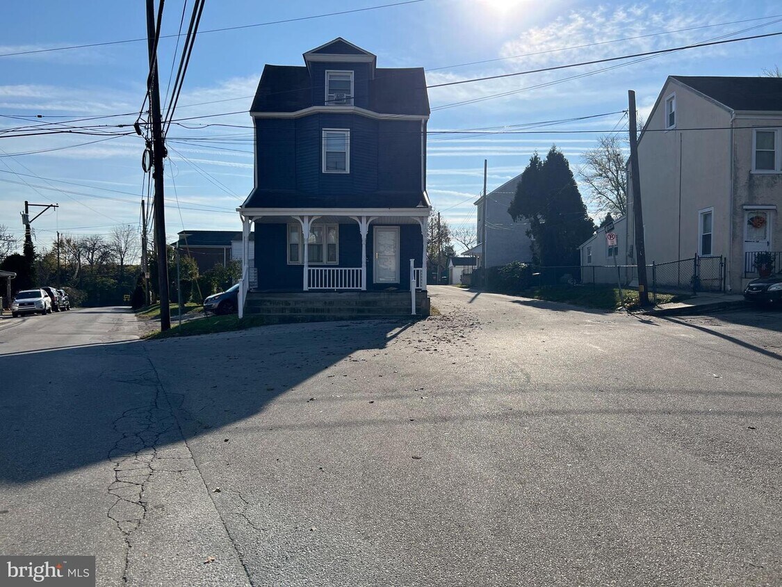 899 Center St, Bridgeport, PA 19405 House for Rent in Bridgeport, PA