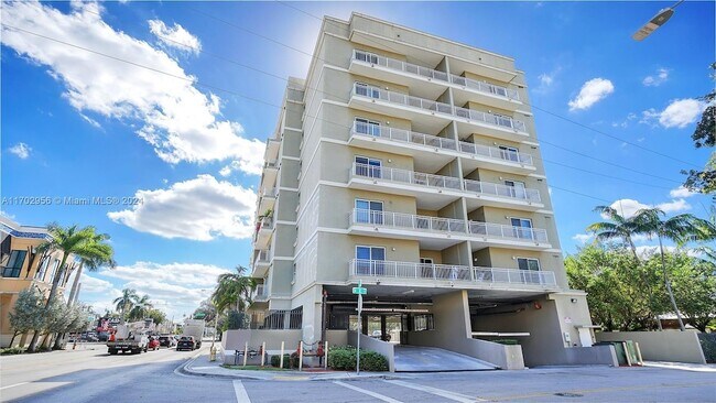 Foto del edificio - 120 Douglas Rd