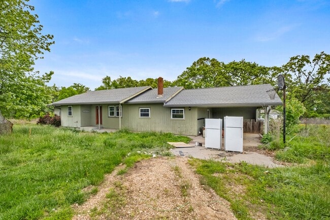 Building Photo - 16 acre farm property recently renovated!