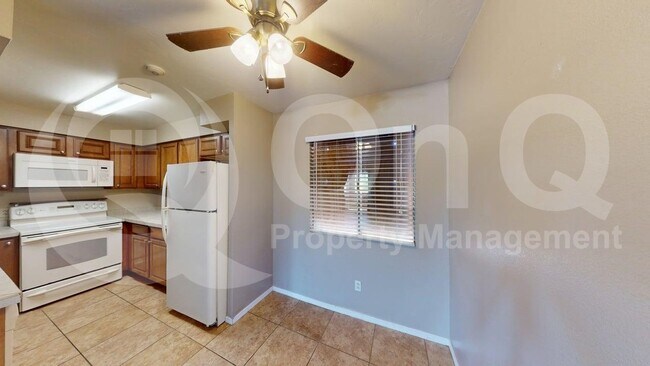 Foto del edificio - 1810 E Blacklidge Dr