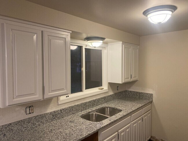 Foto del edificio - Beautifully Updated 4-Bedroom Home with Large Fenced Yard & Fire Pit