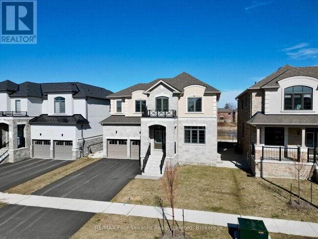 Building Photo - 211 Stayner St