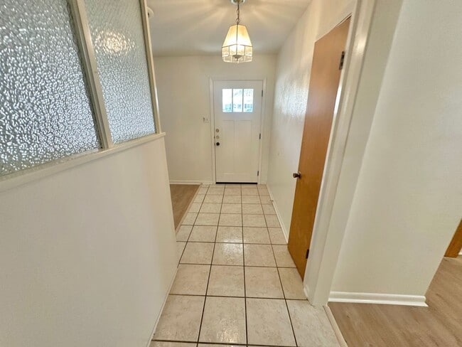 Building Photo - AVAILABLE NOW !!