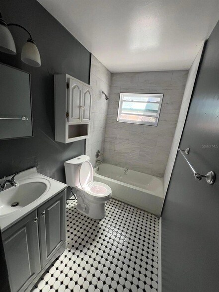 Foto del edificio - 300 83rd Ave N