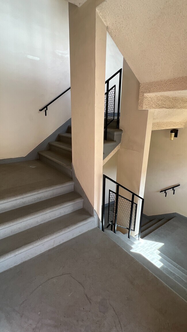 Escalera - 5138 Hazeltine Ave