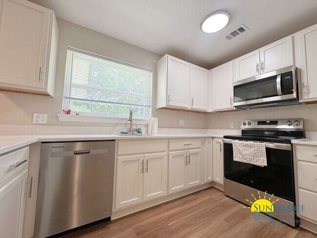 Building Photo - Beautifully updated 3 Bedroom home in Elli...