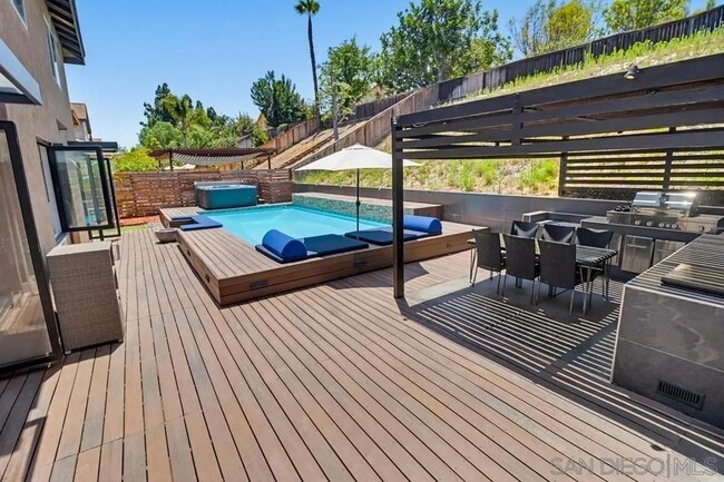 Building Photo - 561 Bayona Loop