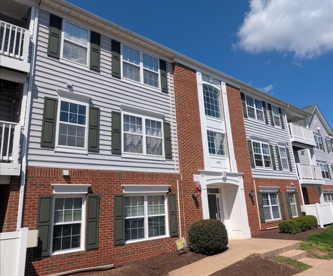 Bright Townhome Living in Convenient Leesburg Location - Bright Townhome Living in Convenient Leesburg Location