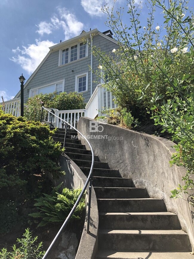Building Photo - 2741 SW Old Orchard Rd