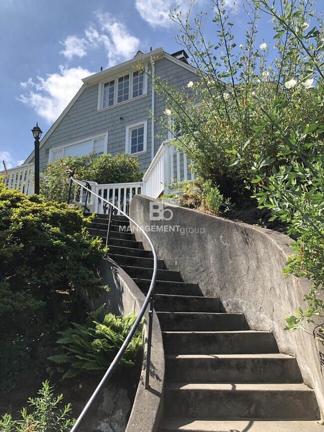 Foto del edificio - Portland Heights- Beautiful Home loaded with Character & Charm-Updated Kitchen- Spacious Yard