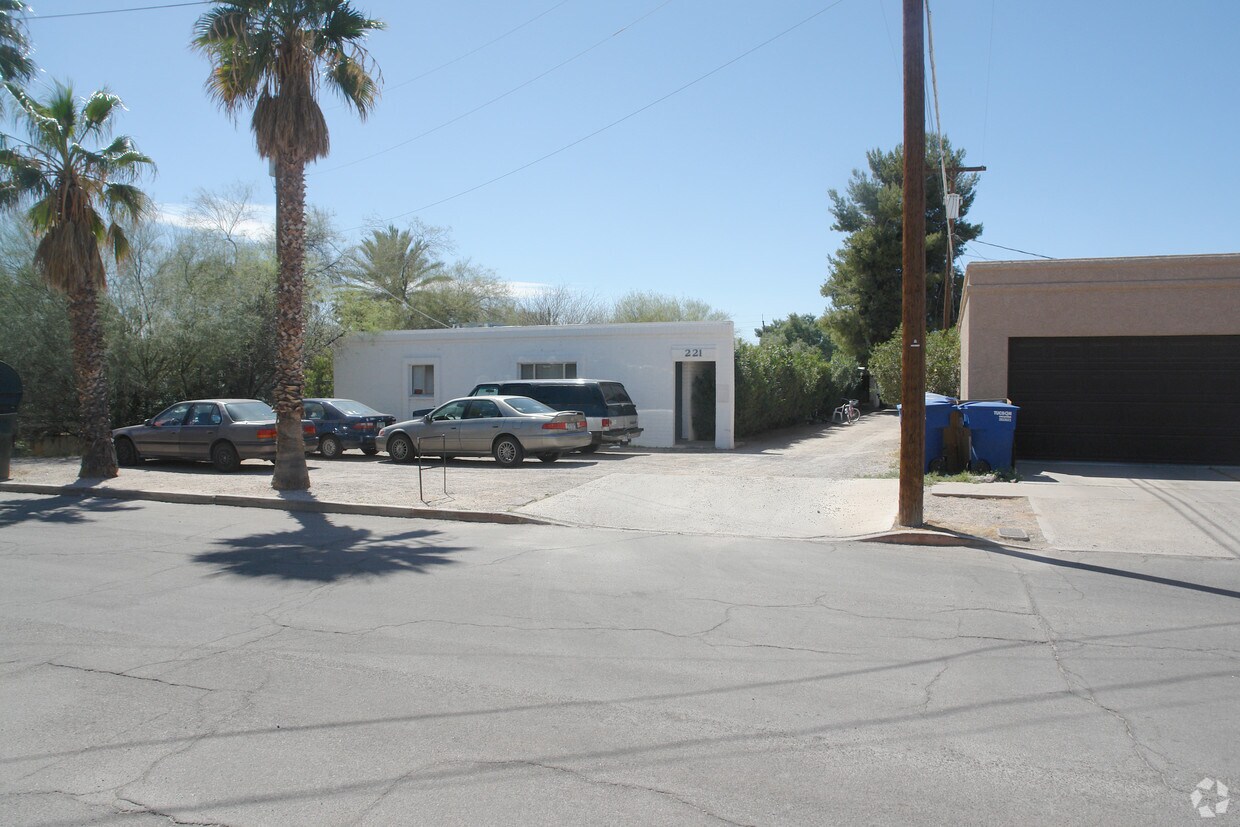 Building Photo - 221 N Vine Ave