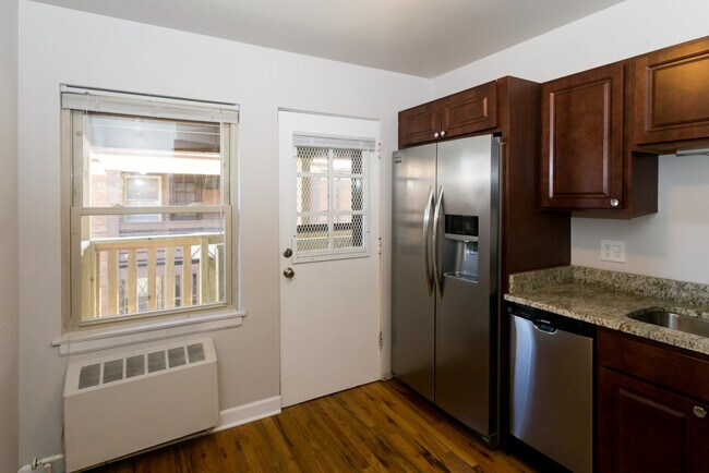 Foto del edificio - 2116 W Foster Ave