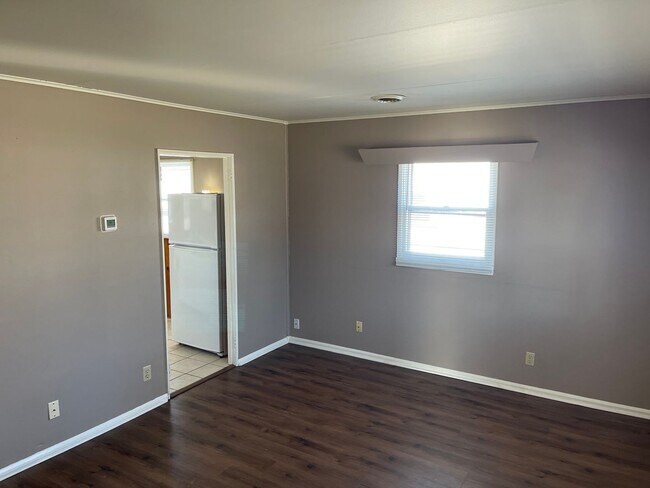 Building Photo - 2 Bedroom House W/Updates!