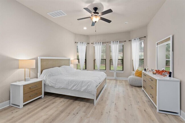 Building Photo - 4025 Vinalopo Dr