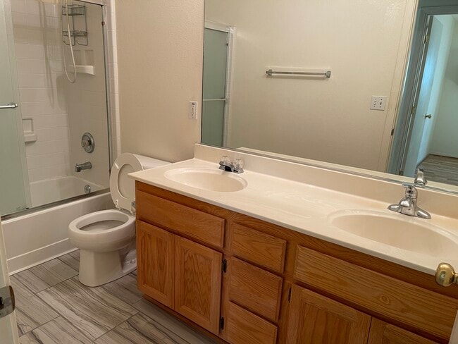 tocador doble - 3870 Graham Island Rd