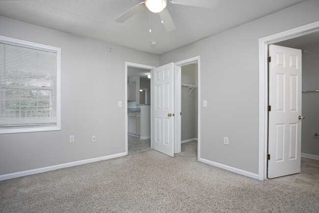 Building Photo - Spacious 3 Bed 3 Bath Apartment near NCSU & Downtown Raleigh! Available August 15th!