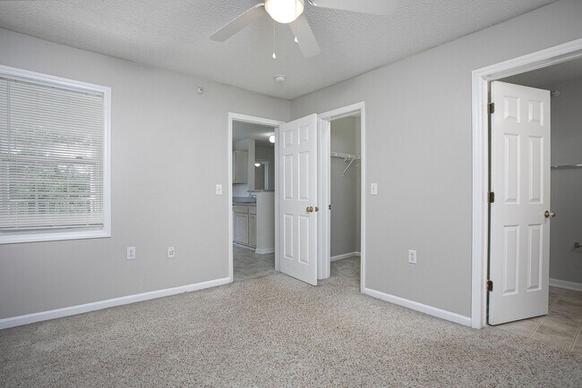 Foto del edificio - Spacious 3 Bed 3 Bath Apartment near NCSU & Downtown Raleigh! Available August 15th!