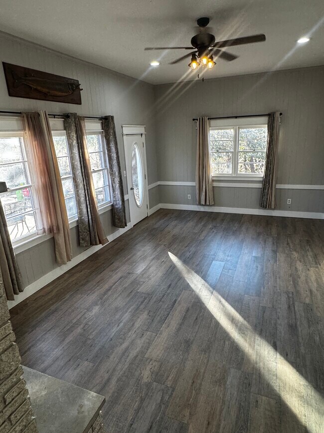 Building Photo - 4018 W Weaver Rd