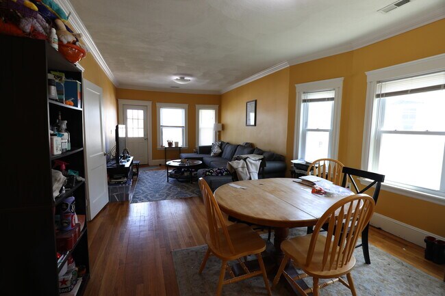 Building Photo - 148 Langdon Ave