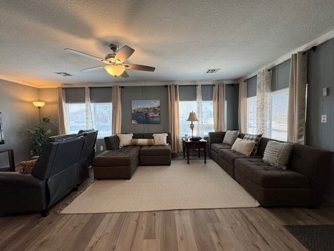 Foto del edificio - 3 BR 2 bath Furnished home Utilities Included & Brand new Interior-Custom Remodel