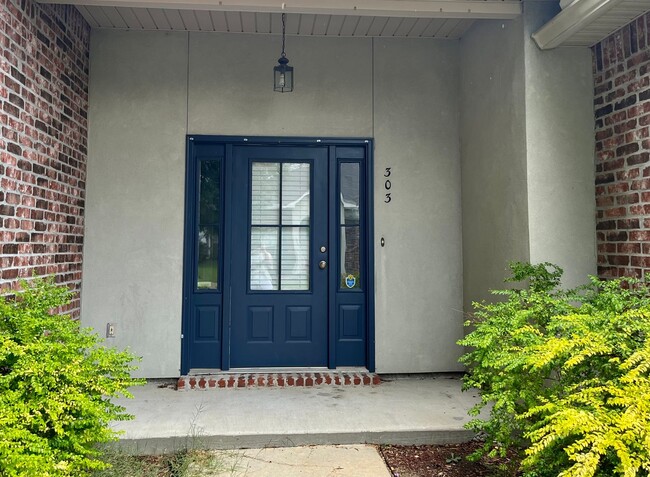 Building Photo - Beautiful home off Burbank Ready for you