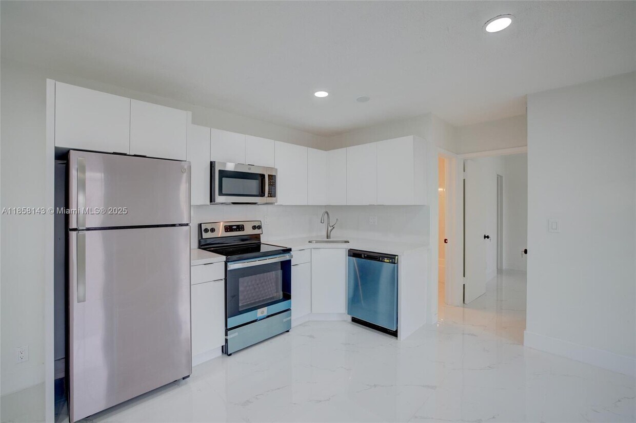 Foto principal - 1750 NE 56th Ct