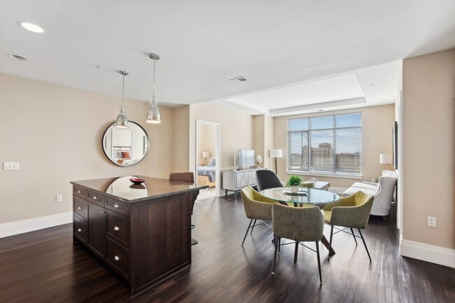 Building Photo - Bell at the Pike