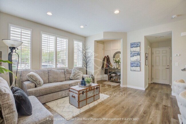 Foto del edificio - Upgraded Lincoln Crossing Oasis | Walking distance to MANY ammenities