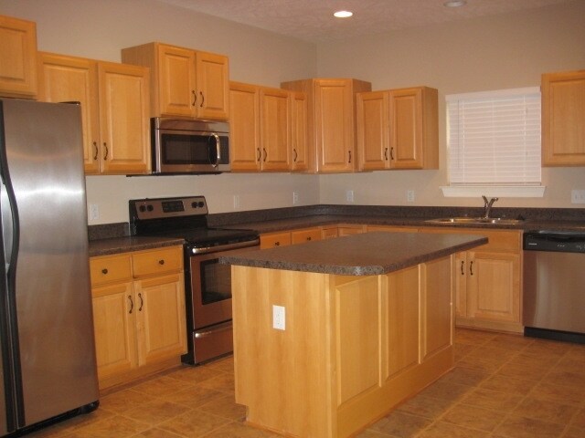 Building Photo - 7973 Oakfield Grove