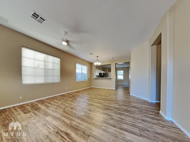 Foto del edificio - 4532 E Harrison St