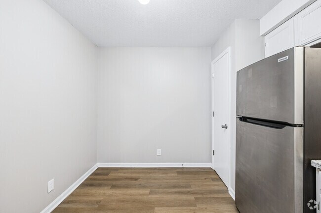 2 habitaciones, 1 habitación - 800 pies cuadrados - Comedor - Liberty Homes Apartments