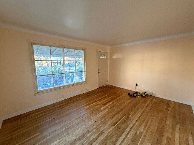 Foto del edificio - Section 8 welcomed at this modern rehabbed...