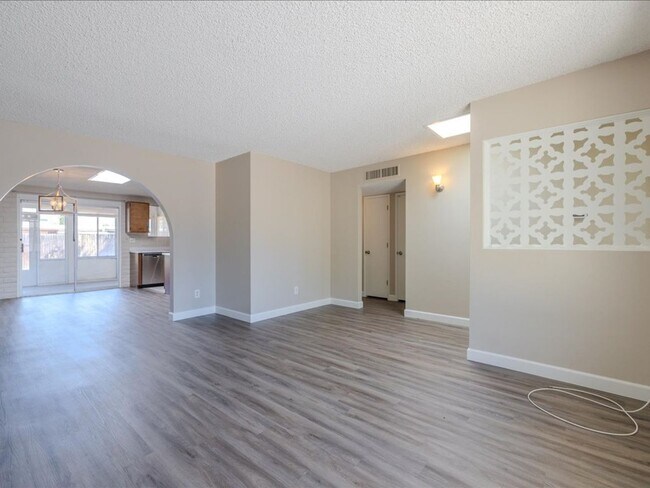 Building Photo - 2 Bedroom 2 Bathroom