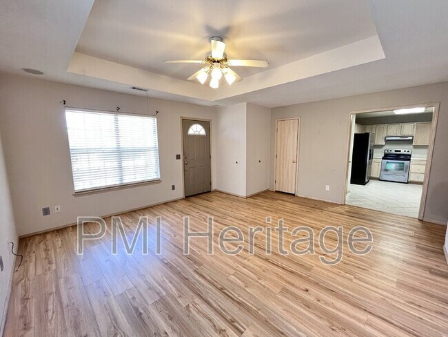 Building Photo - 884 N Daisy Ln