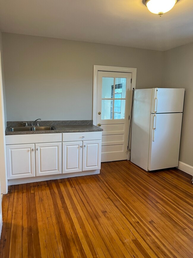 Kitchen 2 - 4 Price Blvd