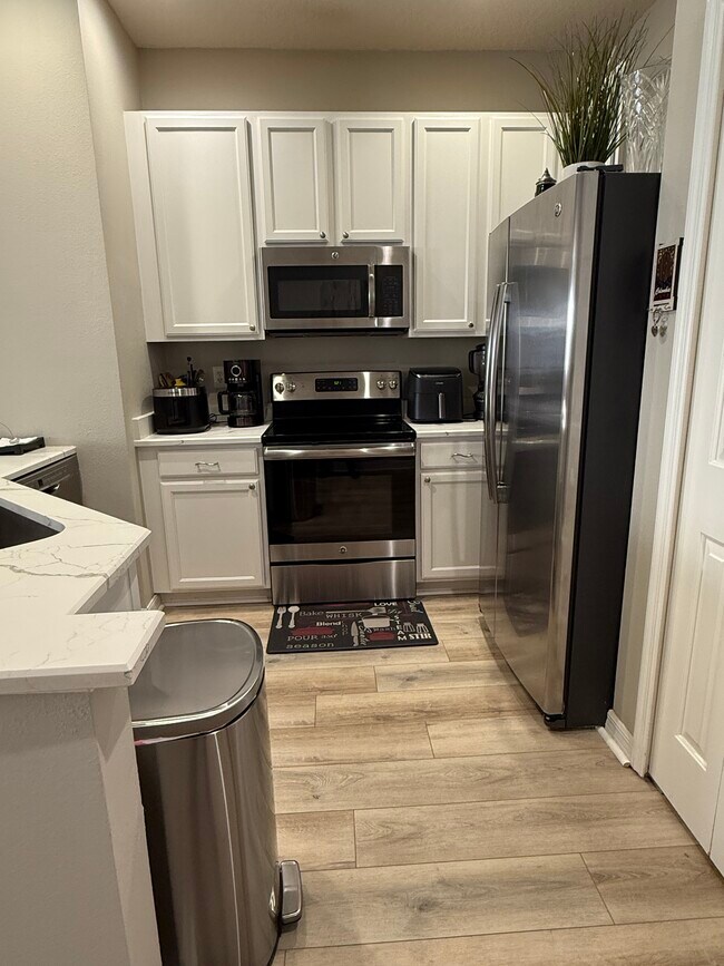 Entrada a la cocina - 9410 Georgian Park Ln