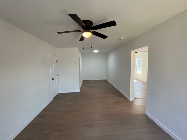 Building Photo - One Bedroom One Bath with Washer and Dryer Included