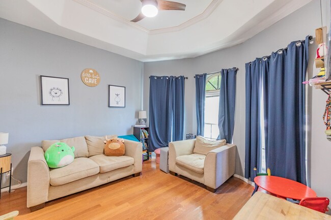 Building Photo - Spacious 4 bedroom 2 bath House
