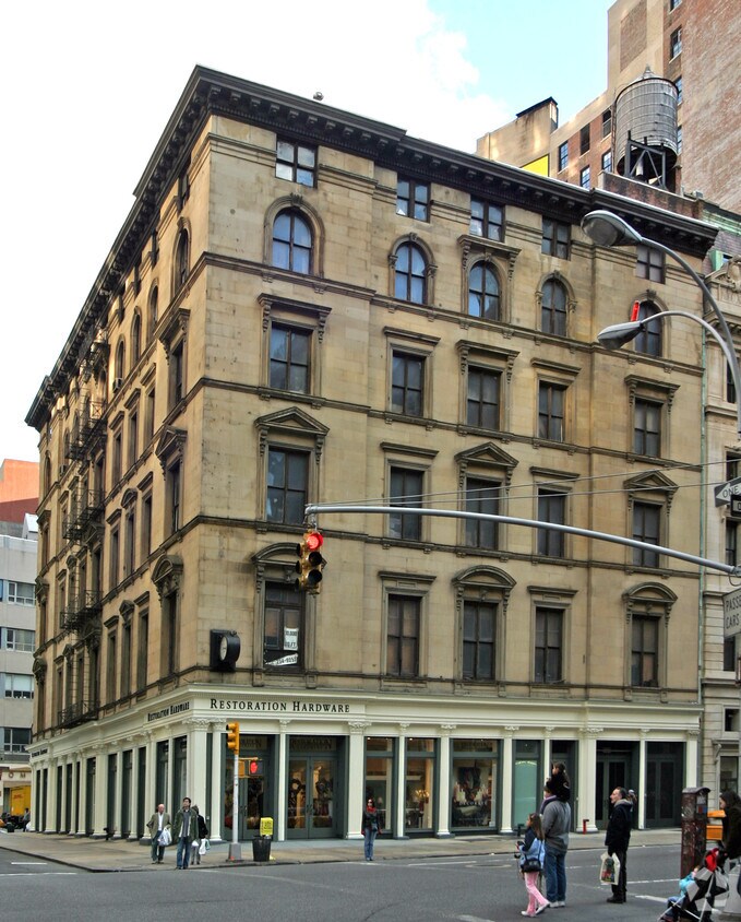 Building Photo - 10 E 22nd St