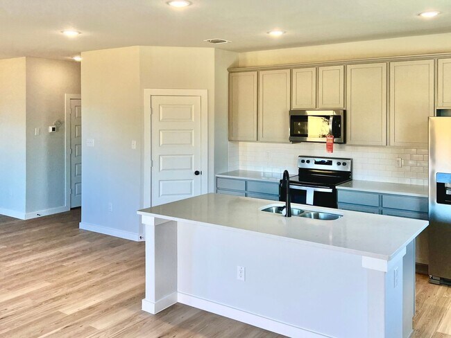 Building Photo - 14607 Emerio Dr